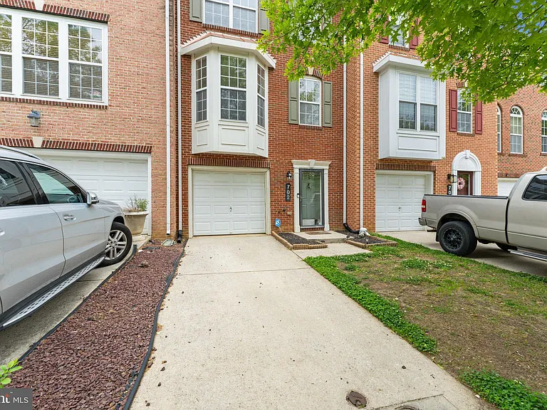 702 Anoosh Ct — Photo 2