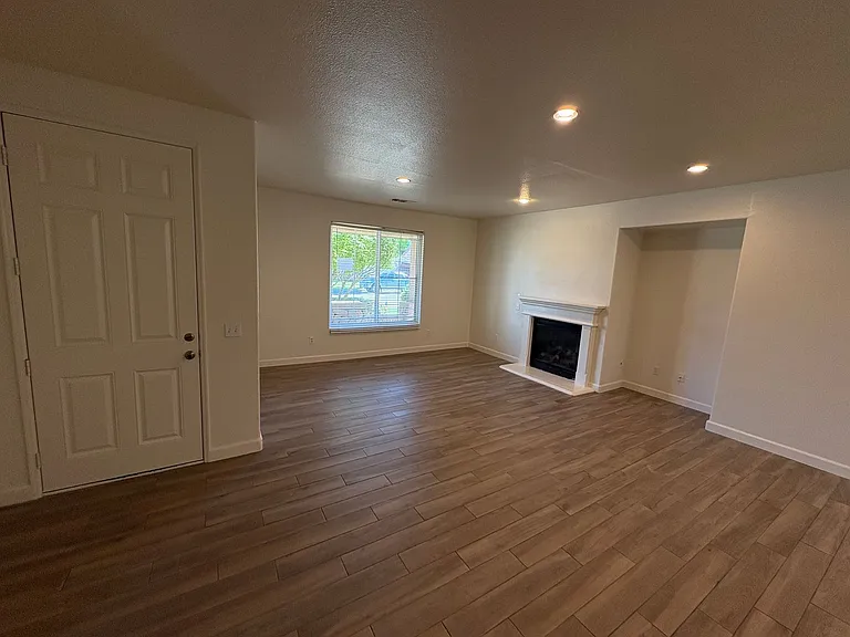 722 W James Ct — Photo 24