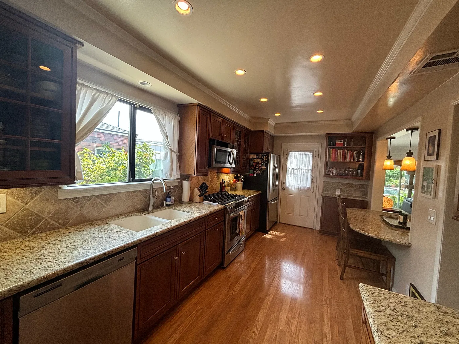 3 bed, 1932 sqft, $1,850 — Photo 2