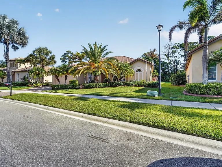 854 SW Saint Tropez Ct — Photo 3