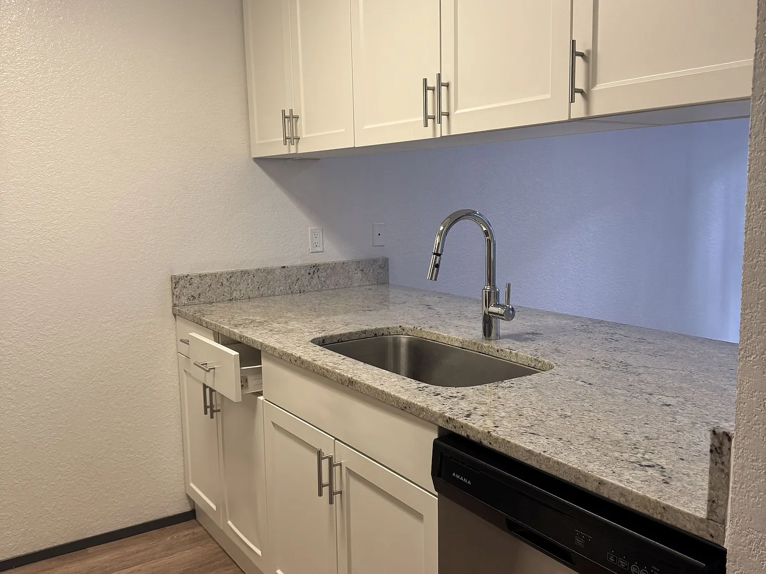 3 bed, 1.5 bath, 750 sqft, $2,700 — Photo 2