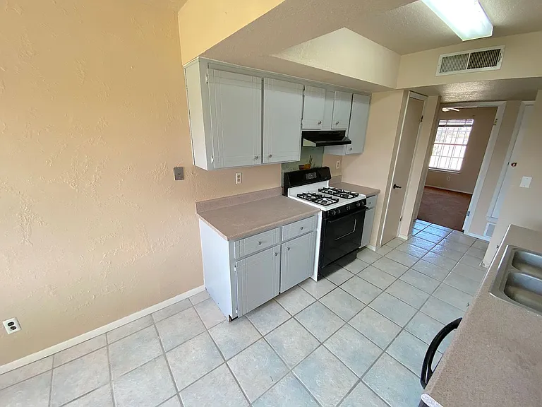 5000 Dearborne Dr — Photo 7