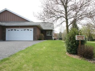 1 Oak Leaf Ln, Circle Pines, MN 55014