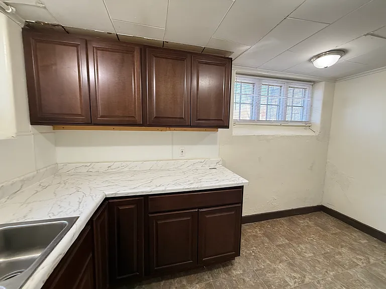 231 W 4th St #4 — Photo 15