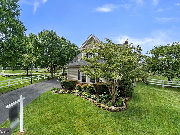 2nd image of 5661 Heatherfield Pl