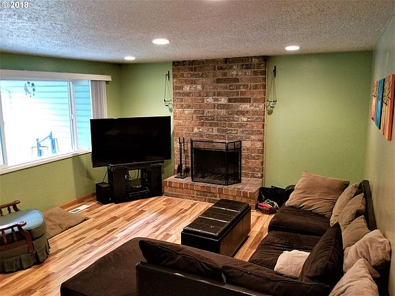 4th image of 19056 Bedford Dr