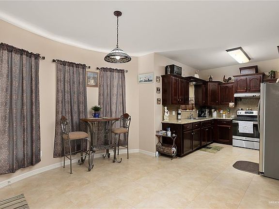 4th image of 1014 Emerald Dr