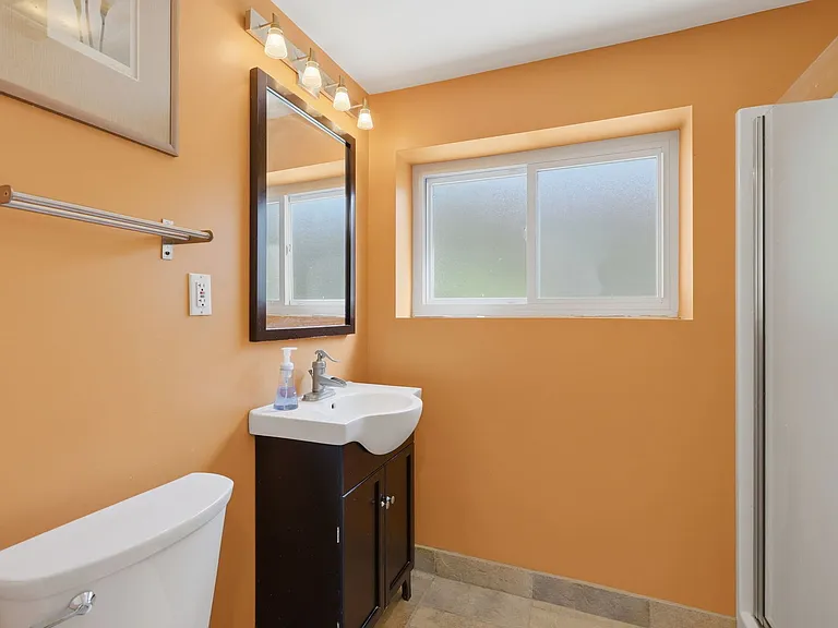 613 Leamington Ave — Photo 9