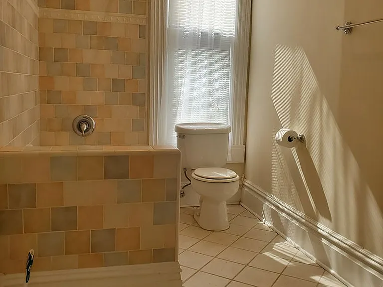2402 Lincoln St — Photo 13