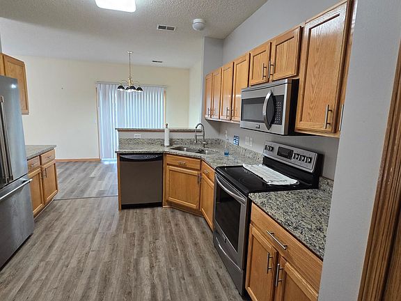 2nd image of 1339 Yorkshire Ln