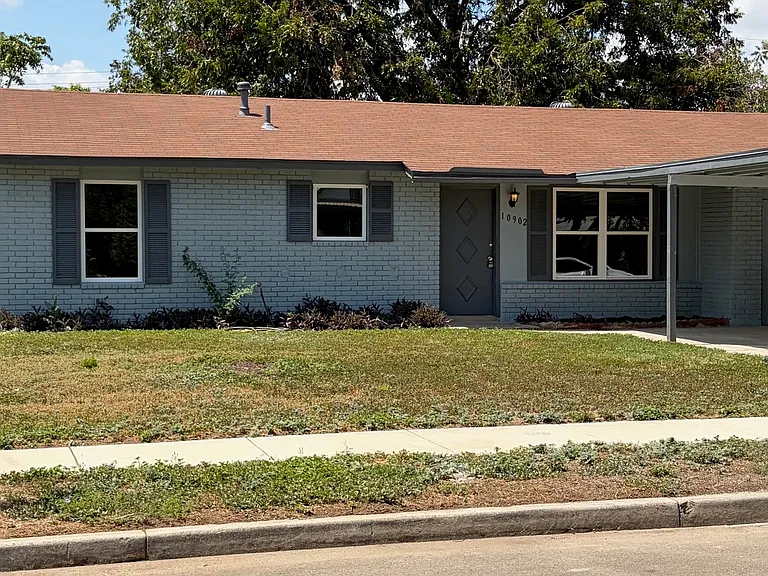 10902 Lazy Oaks Dr — Photo 3