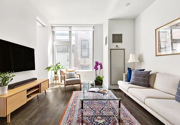 2nd image of 650 Avenue Of The Amer #4L