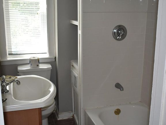 5th image of 20 Sylvia St #2