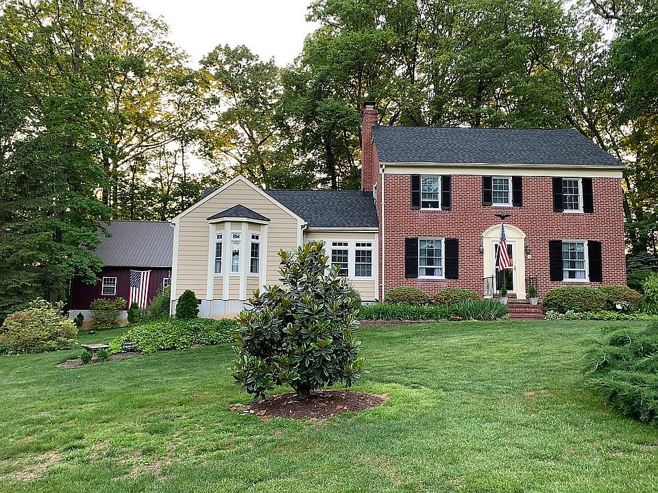 2nd image of 104 E Chestnut Hill Ln