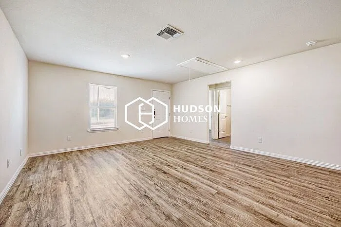 3 bed, 2.0 bath, 1090 sqft, $1,449 — Photo 3