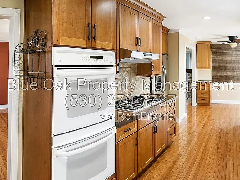 687 E 8th St — Photo 2