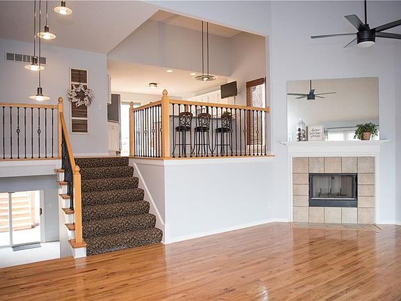 4th image of 15408 Maple St