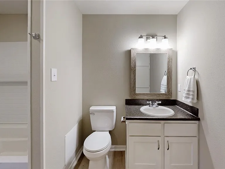 1409 Airline Dr #B — Photo 16