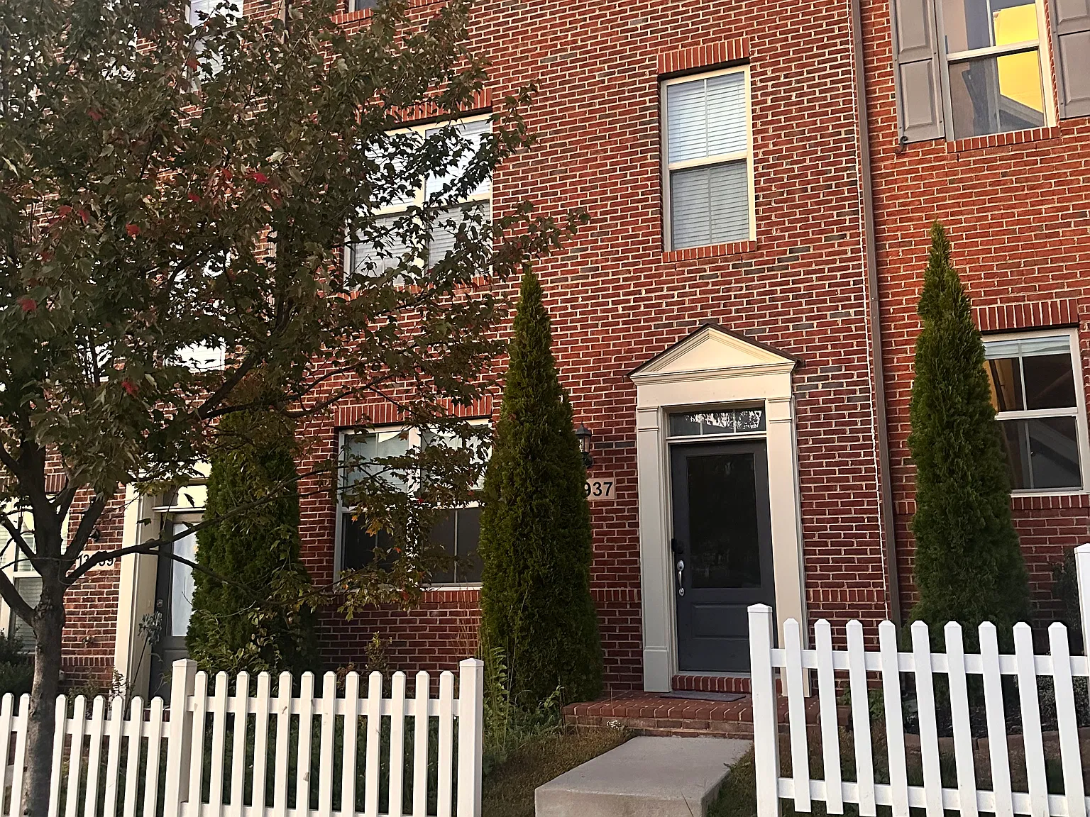 3 bed, 2580 sqft, $3,100 — Photo 2
