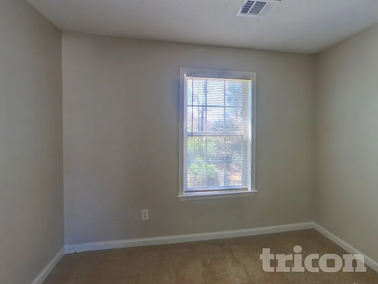 325 Cadeleigh Ct — Photo 13