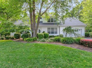 10 Fairfield Manor Dr, Manorville, NY 11949