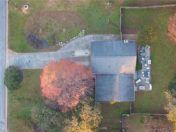 2nd image of 554 Oak Springs Dr