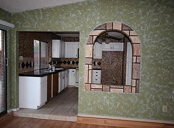 4th image of 2921 Collins Blvd