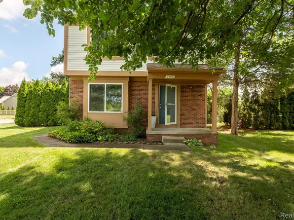 2051 Maddy Ln, Keego Harbor, MI 48320