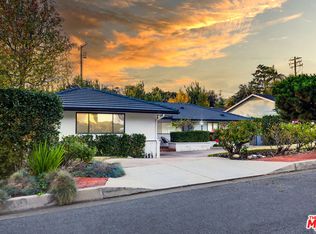 1995 Fox Ridge Dr, Pasadena, CA 91107