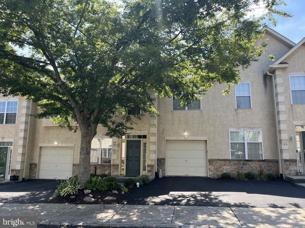 121 Castle Dr