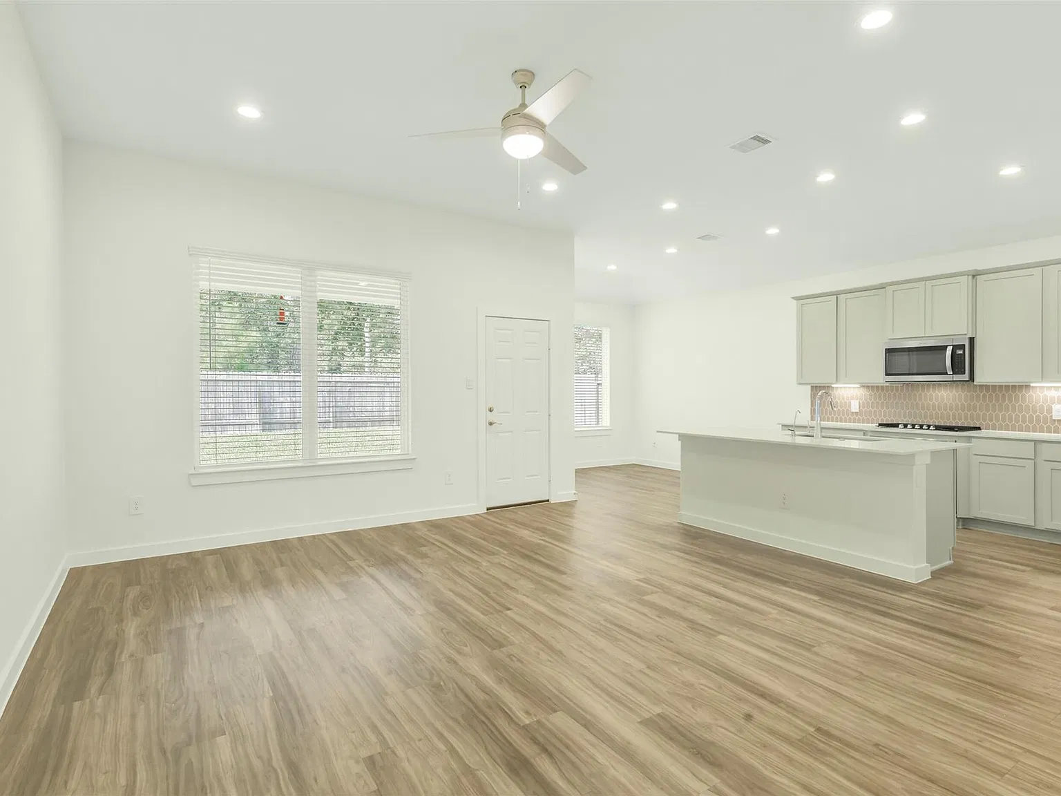 3 bed, 2.0 bath, 1632 sqft, $2,200 — Photo 2