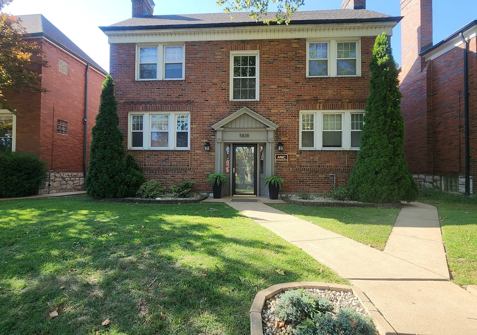 One Bedroom Apartment with Garage Parking! — Photo 1