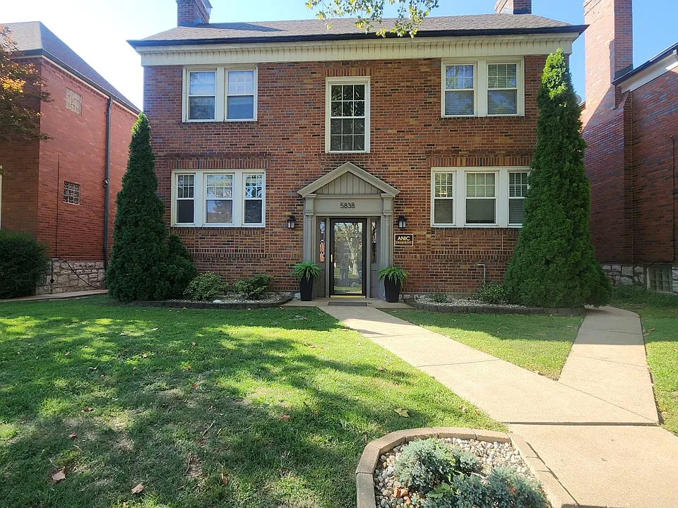 One Bedroom Apartment with Garage Parking!