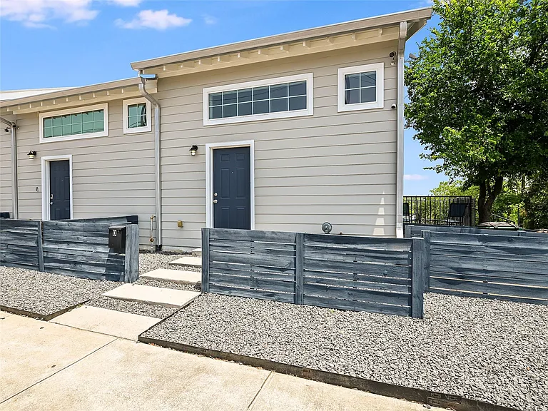 2200 Rosewood Ave #D — Photo 1