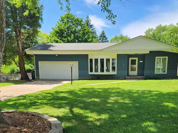 3119 Hillcrest Dr, Cedar Falls, IA 50613