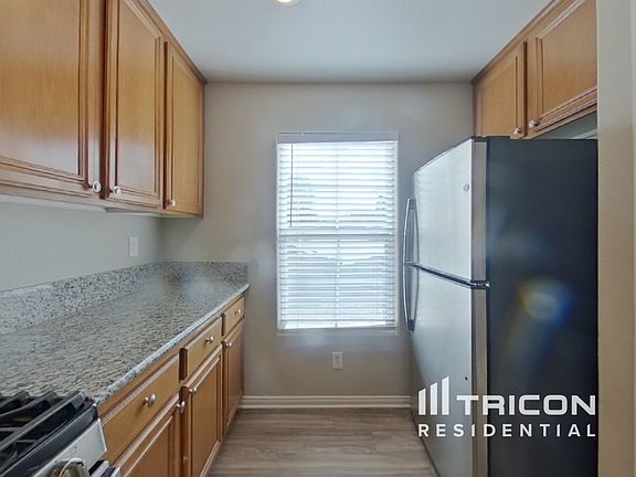 5th image of 142 Gilliflower Ave