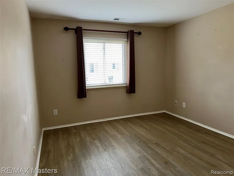 20037 Village Green Ct — Photo 10