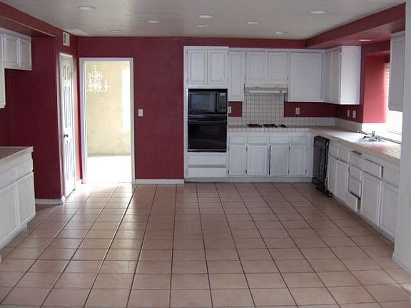 Family Kitchen w/recessed lighting, bay window and walk-in pantry