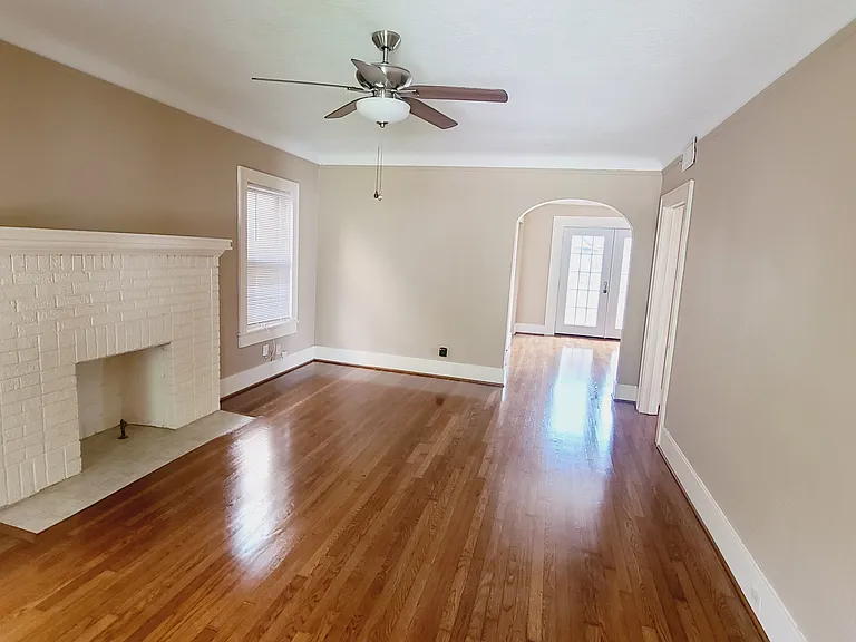 1610 Castle Ct — Photo 2