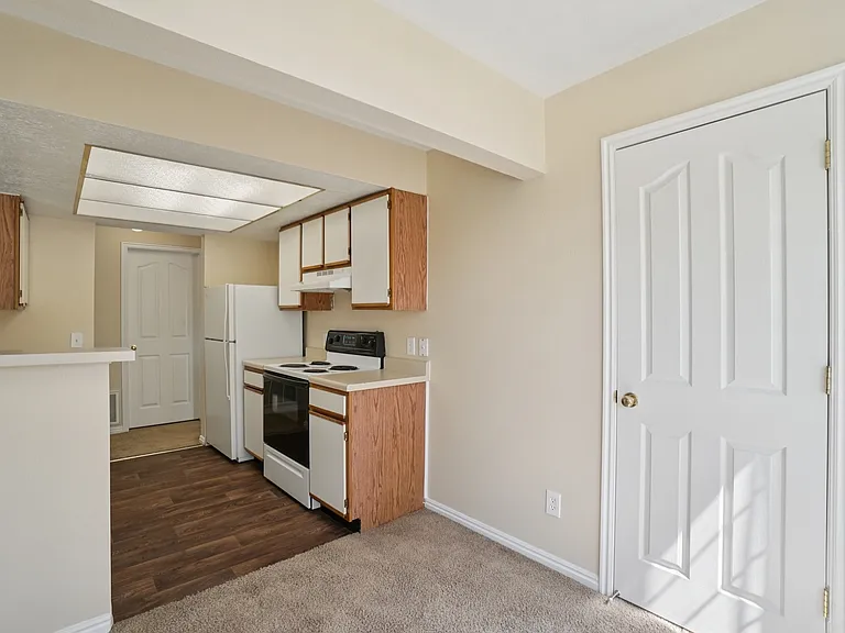 Sterling Pointe Apartments — Photo 32
