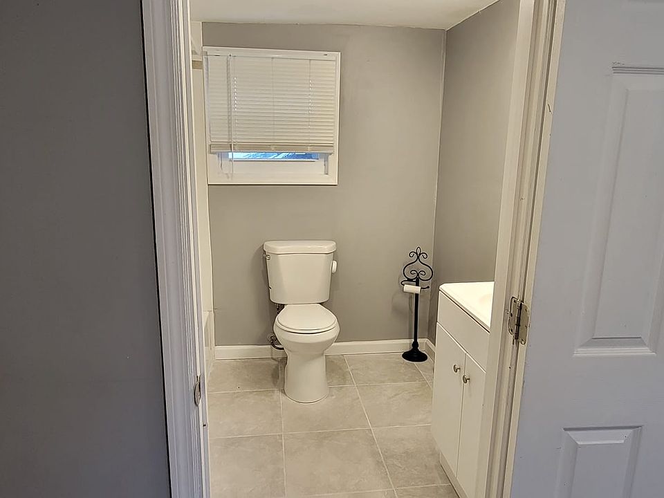 1 Bathroom with bathtub