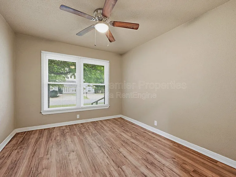 1701 W Elm St — Photo 9