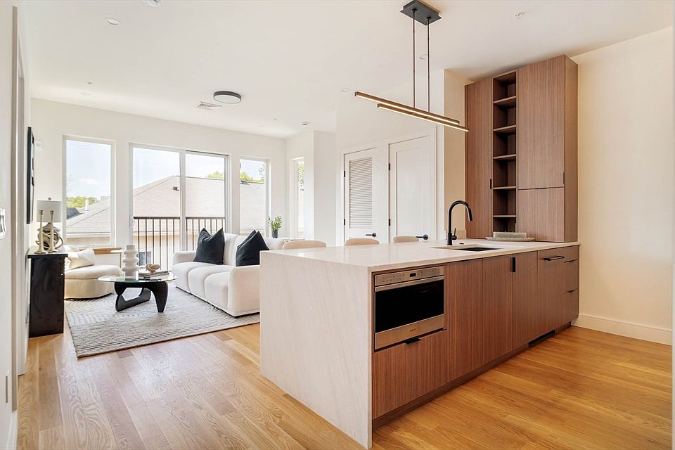 1st image of 58 Kent St #403