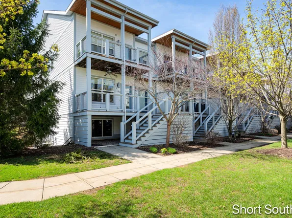 2090 Celadon Dr NE, Grand Rapids, MI 49525