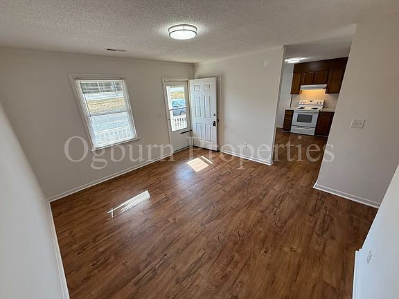 4th image of 705 Meadowbrook Dr #C