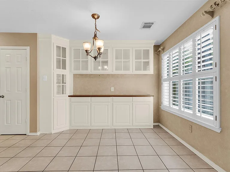 31 N Walden Elms Cir — Photo 8