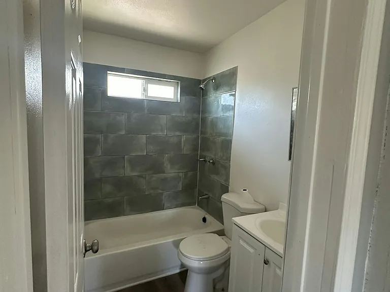 1521 E Barbour St #D — Photo 12