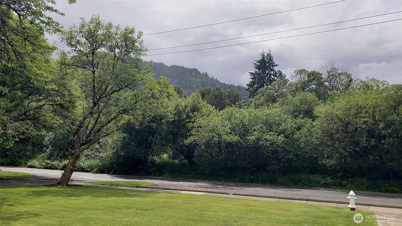 3rd image of 1075 XX 6th Avenue SE