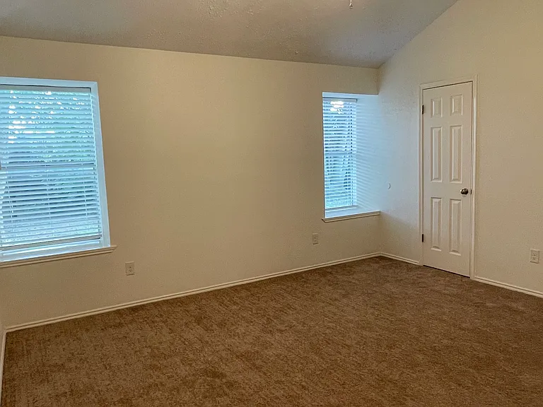 19927 Mountain Dale Dr — Photo 2