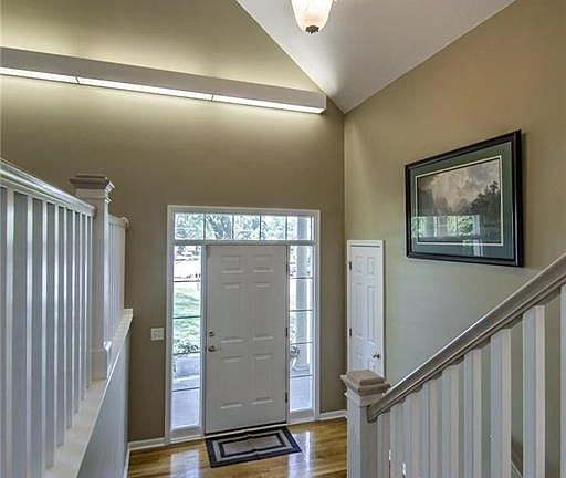 Open and bright entry, with hardwoods